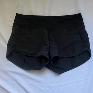 Lululemon Athletica - Speed Up Low-Rise Lined Short 2.5". Size 2.